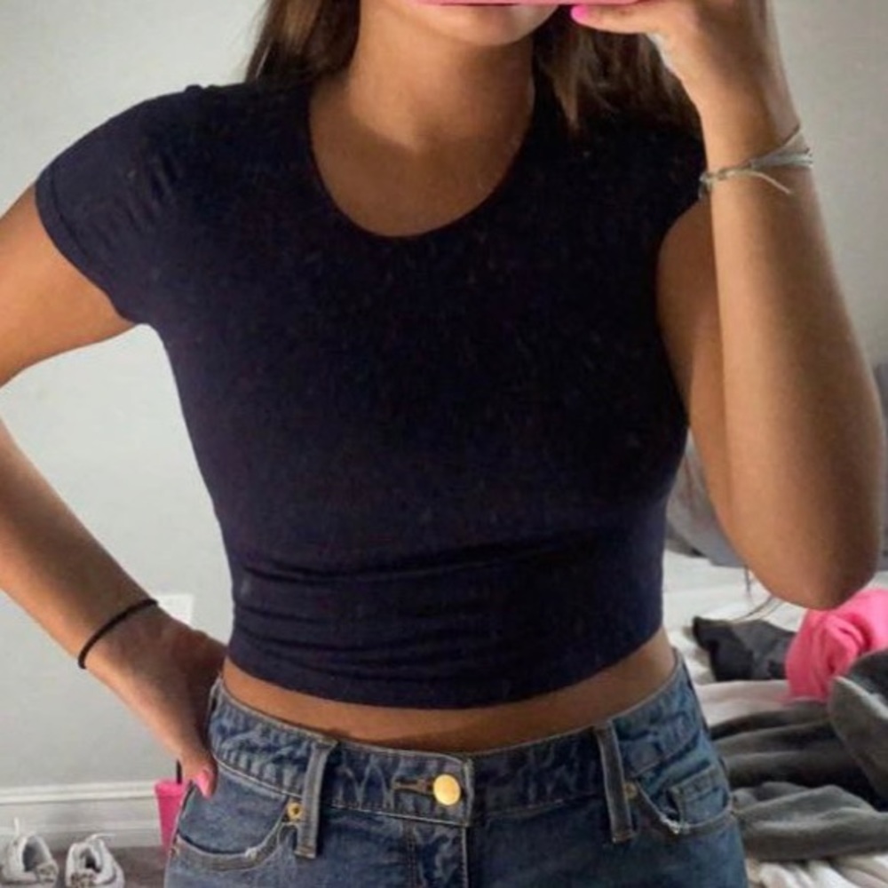 Navy blue cropped tee!
